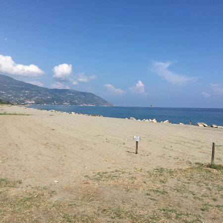 Giardino Sul Mare Bed and Breakfast Patti Exteriör bild